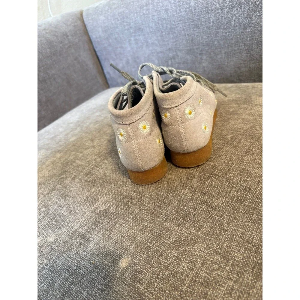 Clarks Wallabee Shoes Girls 13 in Cloud Grey Suede and daisies throughout